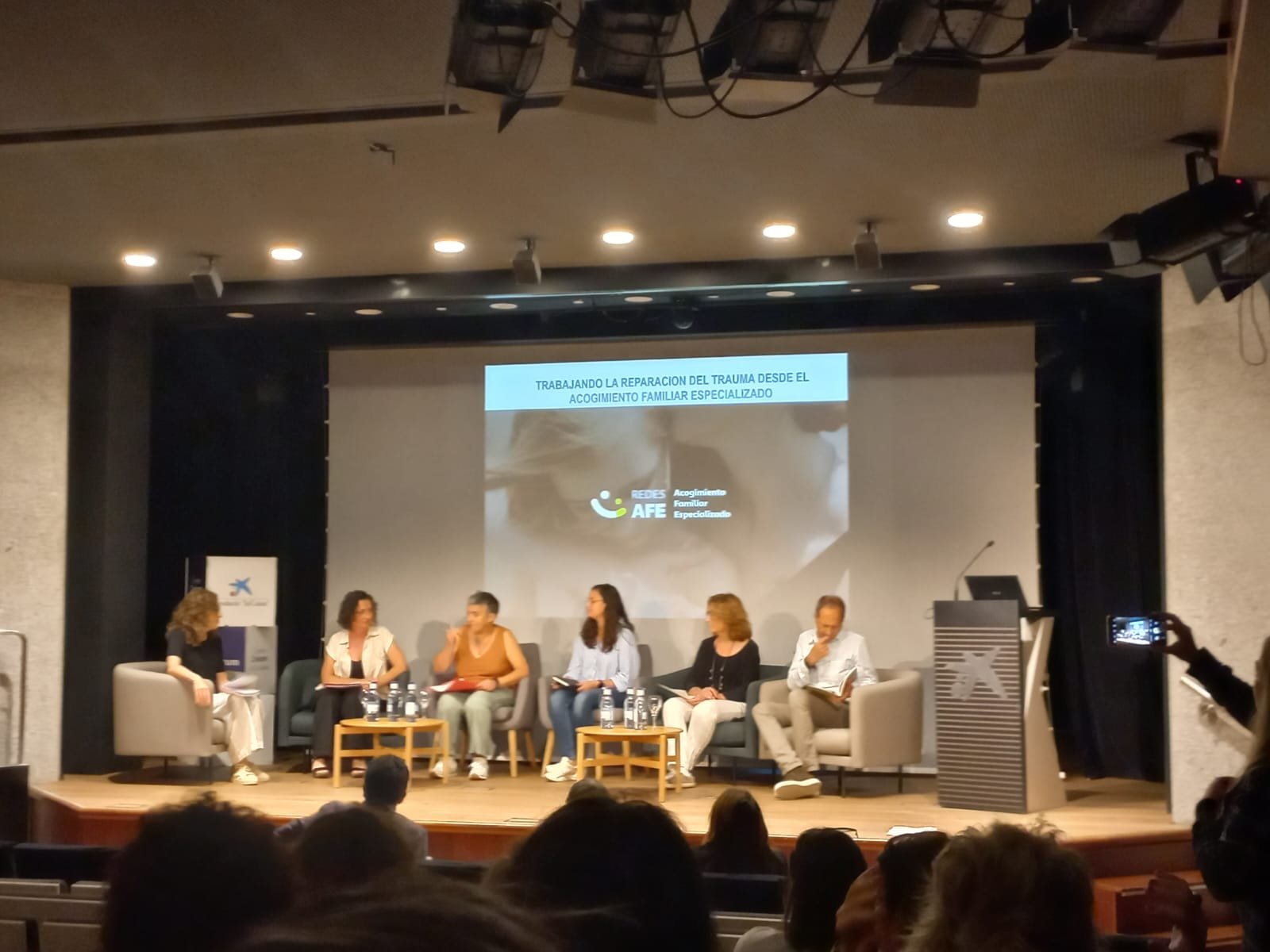 FOTO DEL ESCENARIO DONDE ESTÁN LOS PONENTES DE LA JORNADA